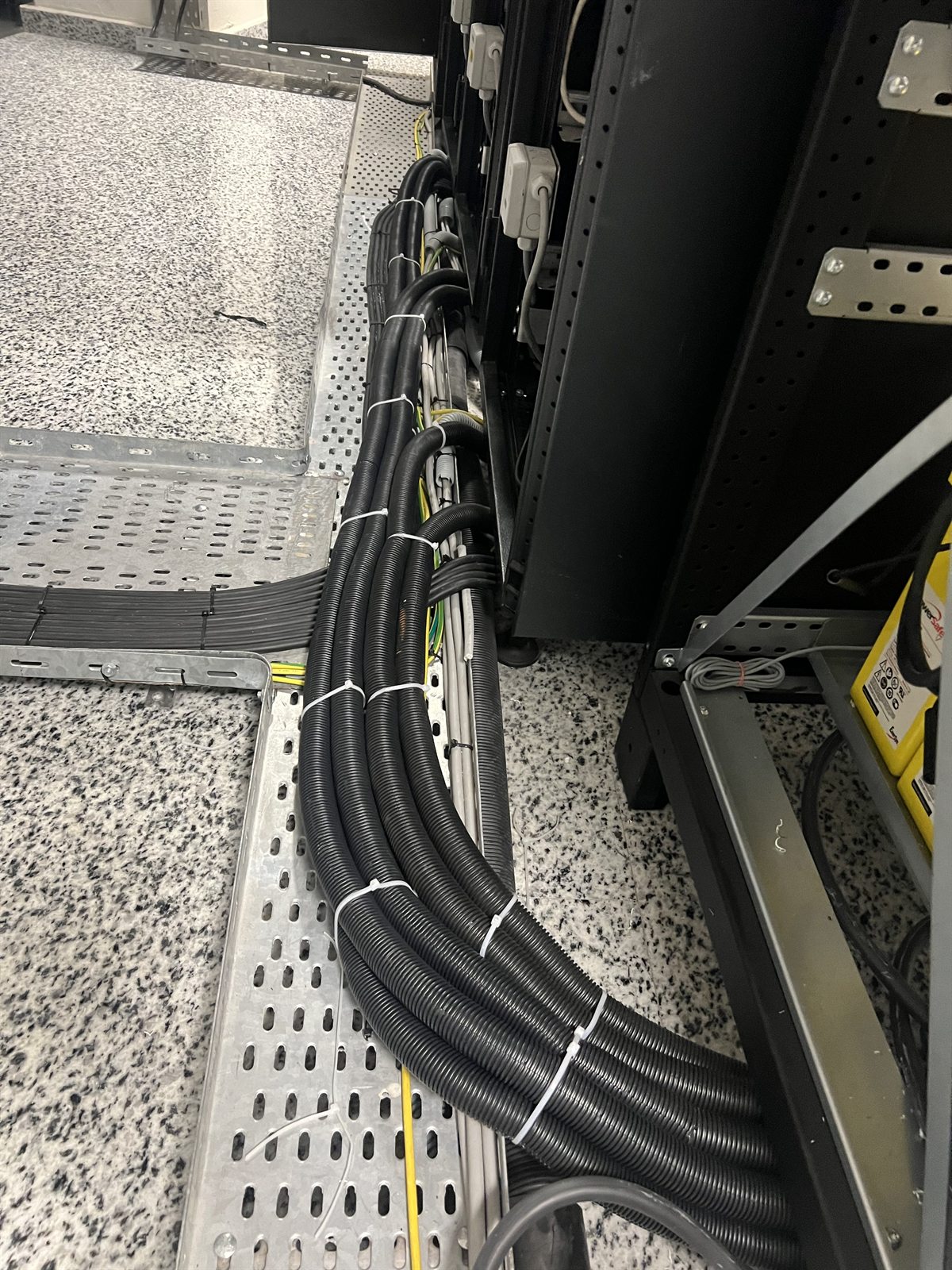 Enerji & Elektrik Uygulamaları - Sabiha Gökçen Yeni Pist - UPS Pano Uygulaması 1
